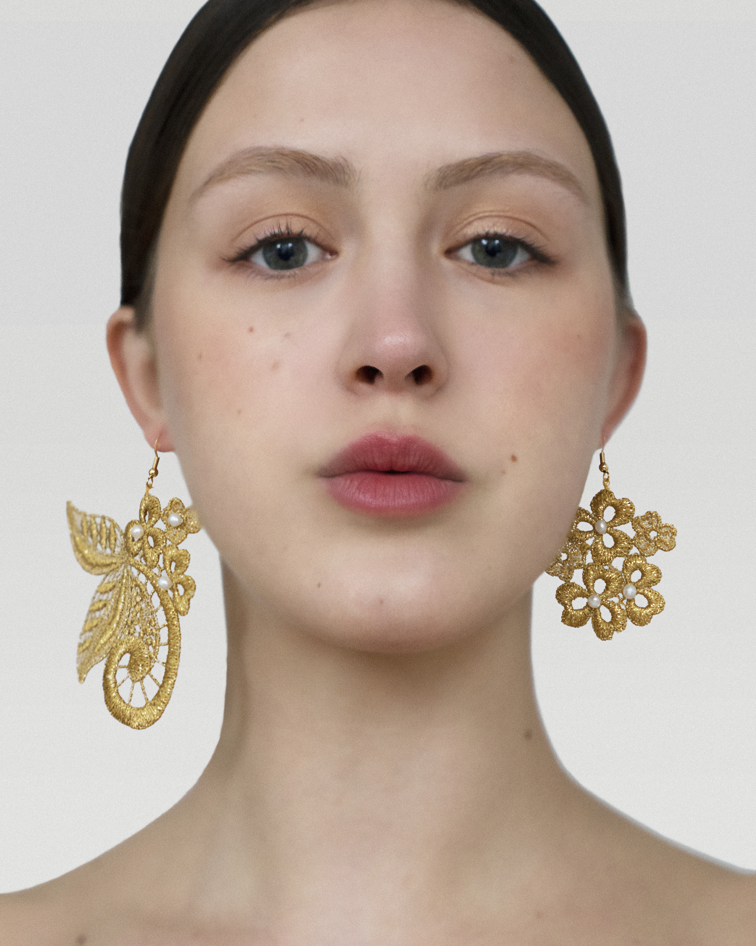 Gold and pearl earrings 