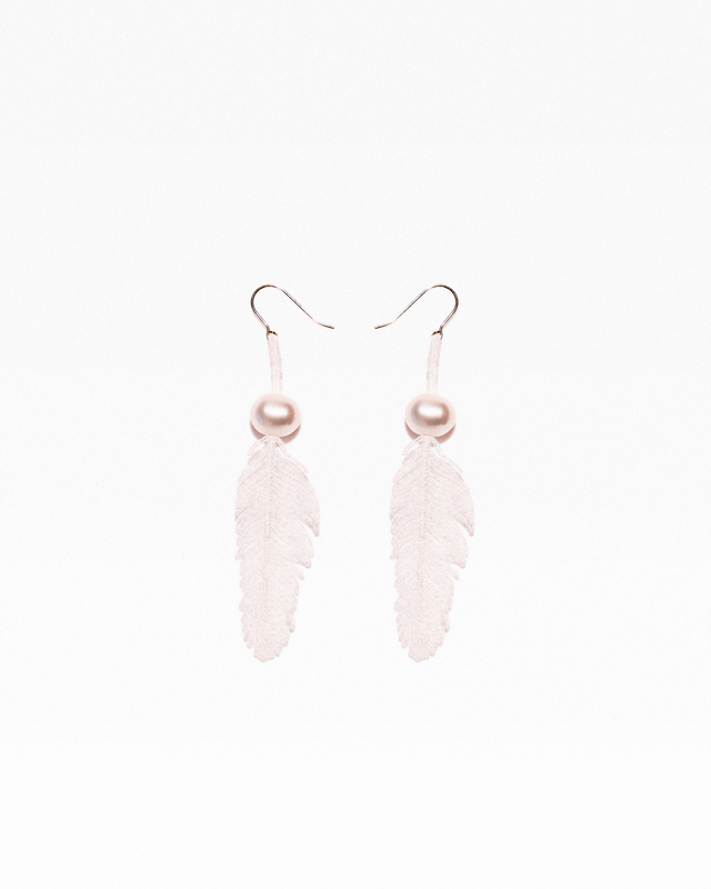 Short feather lace earrings with freshwater pearls