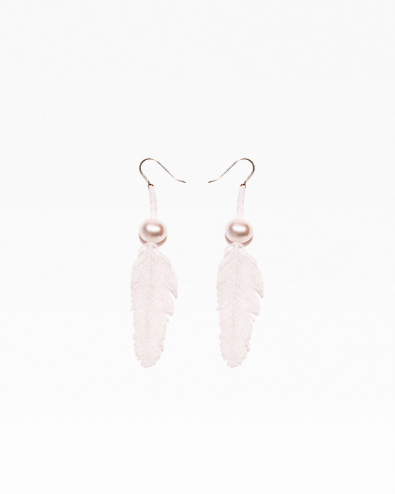 Short feather lace earrings with freshwater pearls